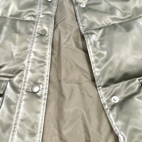 Forever 21 Shiny Green Puffer Vest Waterproof Pockets Kids Girl’s Size 14 NWT - Picture 4 of 9